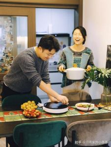 韩国后妈在厨房与家人在休闲时打扑克的温馨瞬间与生活细节