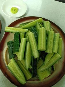 黄瓜蘸芥末里面放的是酱油_酱油泡黄瓜，脆爽美味！