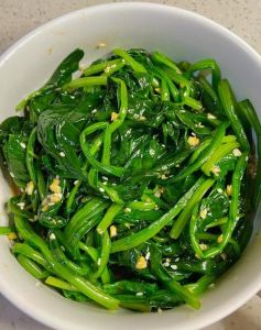 菠菜榨汁需要先焯一下水吗_菠菜榨汁要不要焯水？看这几点！