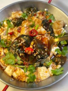 皮蛋拌豆腐的汁怎么调_香浓拌汁拌豆腐，皮蛋嫩滑味绝