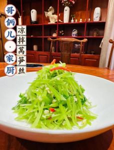 凉拌莴笋丝千万别焯水_盐腌莴笋丝拌料汁，热油蒜末香，爽脆美味！