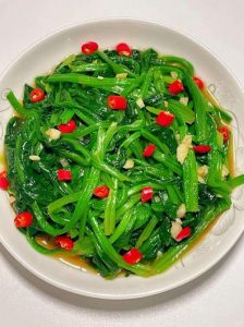 菠菜一定要焯水吗_菠菜要不要焯水？营养与口感如何选择？