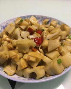 藕丁炒多长时间能熟_藕丁炒肉丁，脆爽可口，简单美味！
