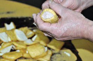 龙川佗城三宝豆腐丸制作_千年客家酿食文化瑰宝！