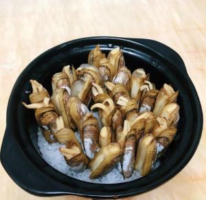 家常蛏子王的做法_清洗蒸蛏子加盐小苏打，蒜蓉酱汁香油提鲜