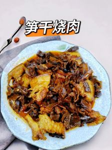 走油肉烧笋干的做法窍门_泡发笋干，煸炒五花肉，融合收汁，香糯不腻
