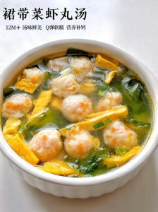 虾滑丸子汤的家常做法_浓汤撇沫，虾滑多汁，小火慢煮