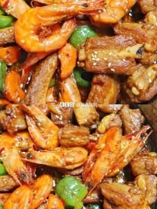 鲜虾排骨煲的做法_鲜虾排骨煲，家常美味多做法！