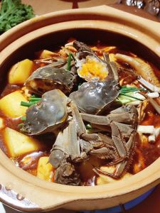 虾蟹焖鸡煲家常做法_鲜嫩鸡肉虾蟹焖砂锅，风味浓郁好滋味
