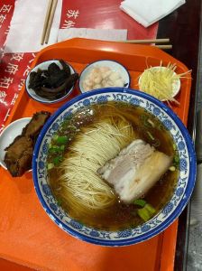 苏州焖肉面最正宗做法_熬制三小时猪骨汤，肥瘦五花肉焖煮，手工拉面骨汤麻辣香