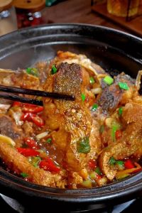烩鱼块的家常做法大全_鱼块裹粉油炸更脆香，腌料入味烩制鲜美