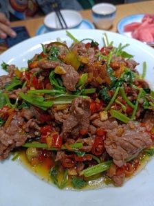 江西小炒黄牛肉做法_鲜辣下饭的家常硬菜