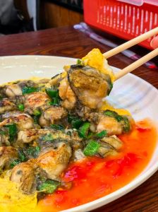 闽南海蛎煎的正宗做法_地瓜粉洗蛎加蒜苗，小火慢煎蛎味香