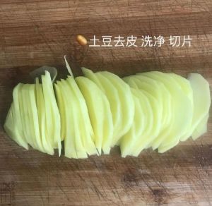 红著片的制做方法_外酥里嫩，美味小吃制作小窍门