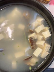 蛤蜊豆腐汤的正宗做法_新鲜花蛤豆腐汤，鲜美营养，全家共享！