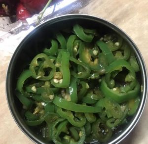 辣椒圈的家常做法_1元拌出美味，油香辣椒圈，开胃小菜！