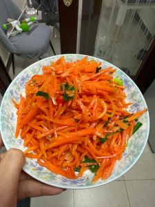 凉拌胡萝卜丝做法_焯水增脆，醋蒜调味，芝麻增香