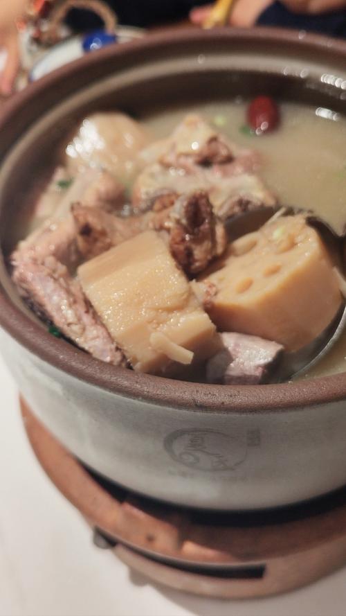 湖北大骨煨藕的做法_暖心暖胃养生汤
