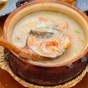 广式海鲜粥正宗做法_广式海鲜粥，鲜醇美味，海味鸡肉粥底，等你尝！