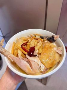 潮汕把鸡肉和米一起蒸熟的做法_腌料融合，香糯可口