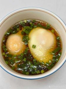 老鸡蛋汤的家常做法_酸辣暖心，家常营养汤