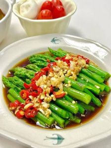 芦笋做法大全家常炒菜_三月尝鲜芦笋，蒜香脆嫩正当时！