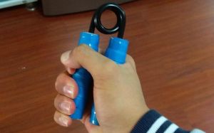 握力器正确使用方法图_握力器锻炼手臂，增强力量防关节痛