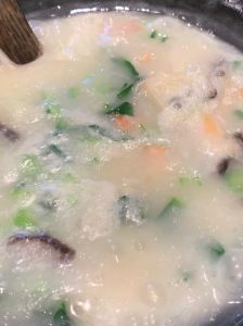 鱼片煮粥要腌制吗_腌好鱼片猪肉，煮粥加菜，鱼片粥鲜美营养