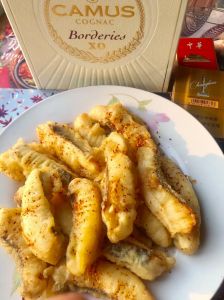 油炸一整条鱼的做法_去内脏裹粉控火候加酱料，香脆可口！