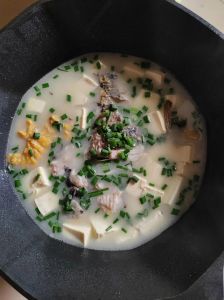 三鲜鲫鱼汤的家常做法_鲜鲫鱼嫩豆腐汤，美味营养易学