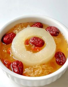 梨冰糖止咳化痰做法_雪梨盐水泡 川贝冰糖蒸 治咳嗽好选择