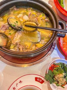 广州鲍鱼焖鸡煲做法_鲜鲍炖鸡，花菇添香，柱侯酱入味