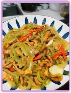 肉炒莴苣的家常做法_莴笋炒肉，鲜嫩爽口，简单易做！