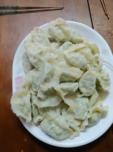 素地三鲜饺子家常做法大全_面粉加盐和面，韭菜虾仁馅料香美可口