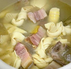 腌笃鲜的正宗做法_咸肉肥瘦相间，鲜肉至少两三倍，春笋易掐入，小火慢炖出鲜香