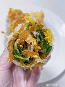 用平底锅烤韭菜的做法_烤韭菜，翠绿切段，酱料孜然辣椒香！