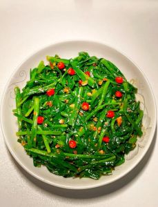 凉拌韭菜的家常做法_韭菜凉拌，脆嫩爽口，简单易做！