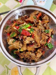 腊鸡火锅的家常做法_皮脆肉香，冬日美味！