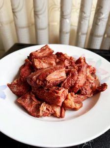 卤牛腩的做法及配料_选对肉，焯水炒香，慢炖入味