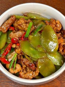 莴笋炒肉家常做法_莴笋炒肉，选料切配是关键