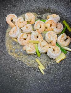 葱爆虾仁的家常做法_葱爆黑虎虾，锁水入味，大火快炒，鲜美可口！