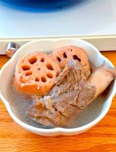 骨头藕汤的正确做法_湖北粉藕配冷水焯骨，小火慢炖2小时