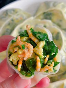 韭菜蒸饺的做法_蒸饺和面要光滑，馅料有鸡蛋韭菜，做法简单易学