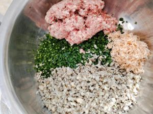 羊肉韭菜饺子馅的做法_新疆羊肉韭菜饺，冬日暖心美味！