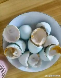 熟咸鸭蛋里蛋清颜色不一样_咸鸭蛋黄发黄发黑？正常！无异味可放心吃