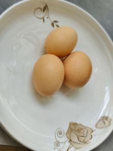 鸡蛋凉水下锅煮几分钟全熟_煮溏心蛋冷水下锅8分钟，易剥壳全熟蛋煮10分