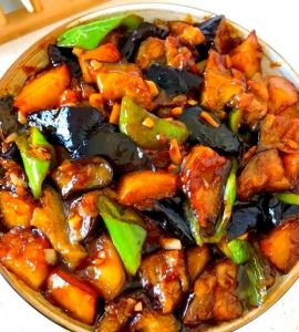 名菜地三鲜的主要食材_东北地三鲜，茄子土豆青椒，外酥里嫩，爽口美味！