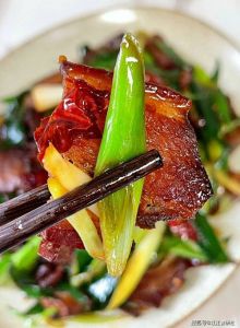 生腊肉蒸多长时间熟_蒸腊肉时间因厚薄，温水泡去盐更香