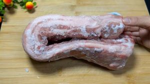 肉还没化冻可以直接焯水吗_解冻再焯水，肉质鲜嫩营养好