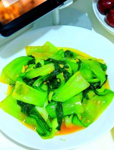 油菜炒菜用焯水吗_炒油菜快炒更鲜嫩，无需焯水！